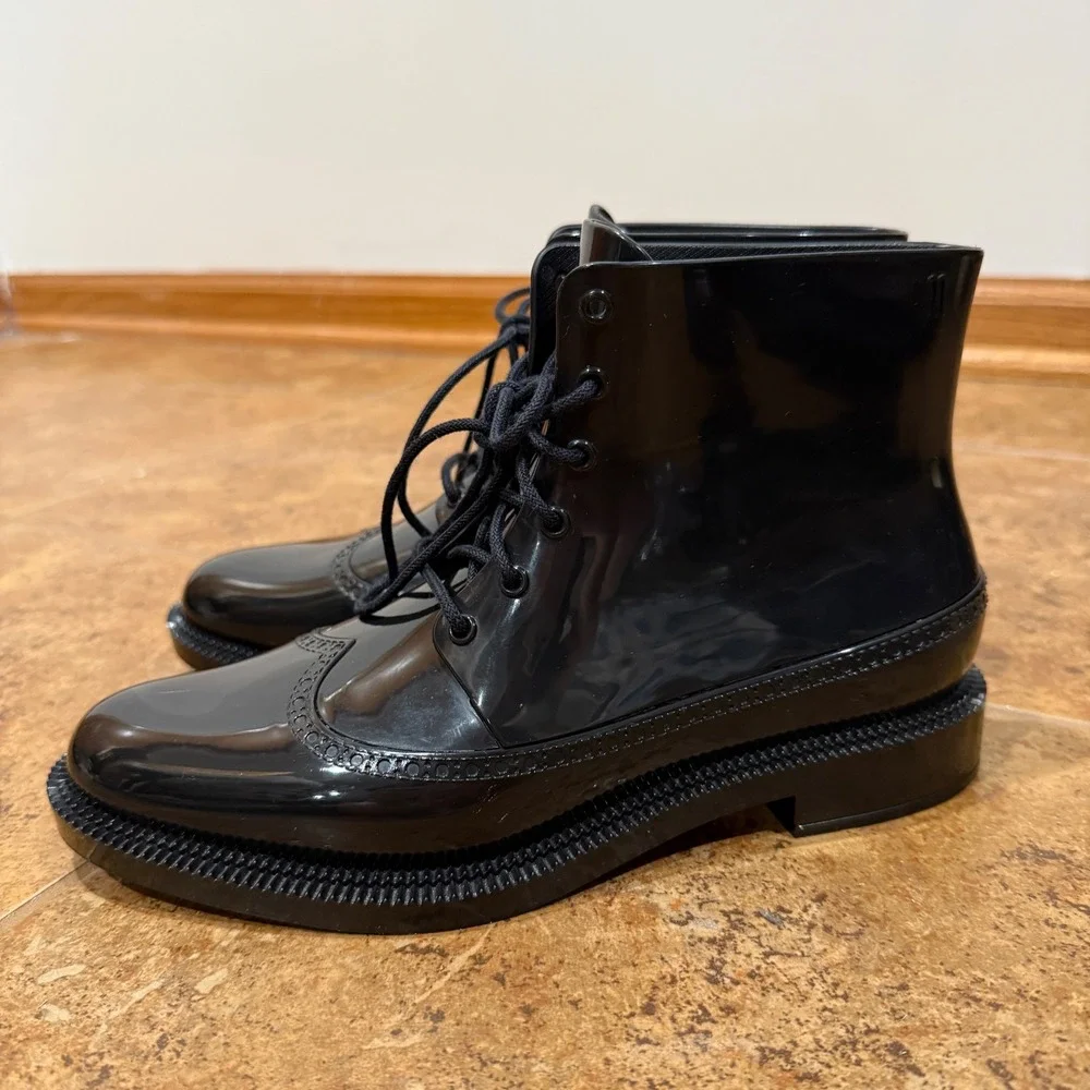 Melissa Black Brogue Wingtip Rain Bootie Lace Up Ankle Boots‎ Womens Size 6